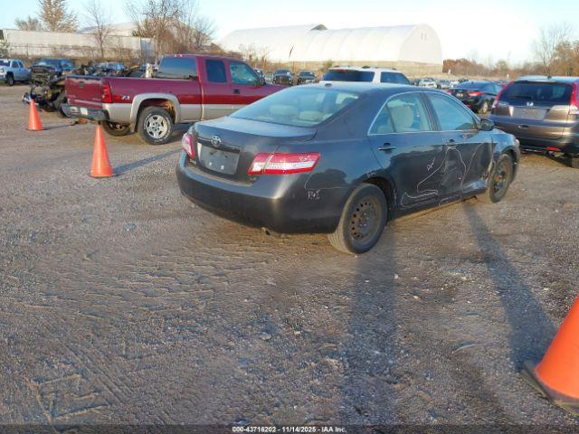 Toyota Camry Le Image 3