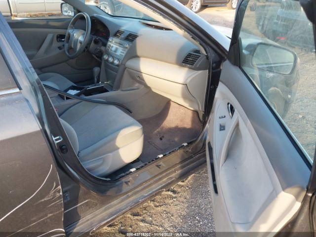 Toyota Camry Le Image 6