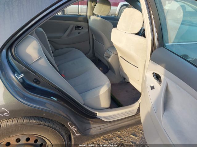 Toyota Camry Le Image 17