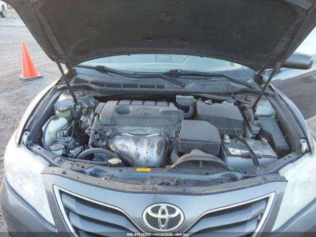 Toyota Camry Le Image 8
