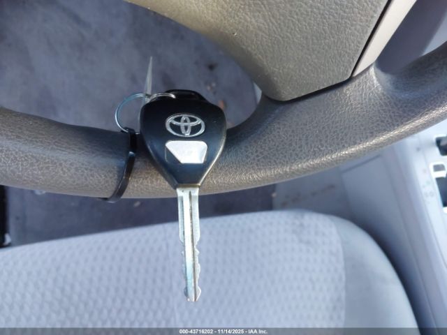 Toyota Camry Le Image 10