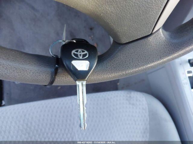 Toyota Camry Le Image 10