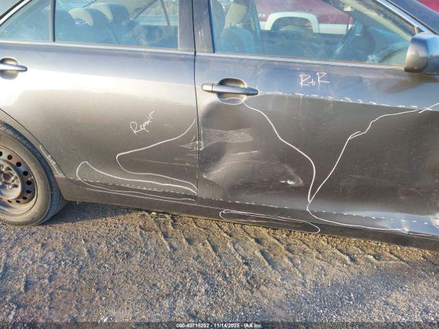 Toyota Camry Le Image 12