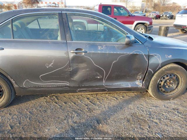 Toyota Camry Le Image 13