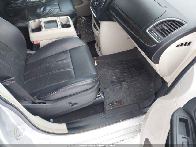 Chrysler Town & Country Touring Image 10