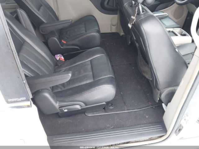 Chrysler Town & Country Touring Image 2