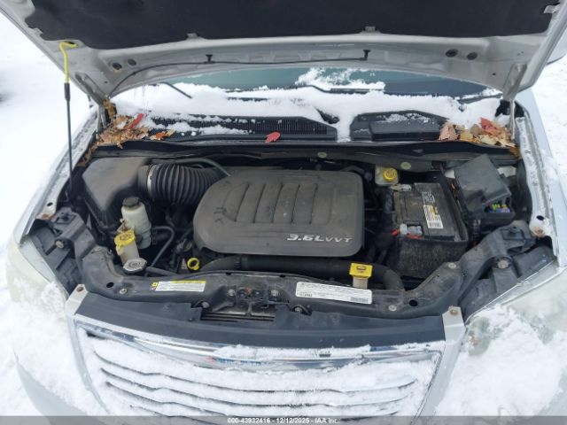 Chrysler Town & Country Touring Image 9