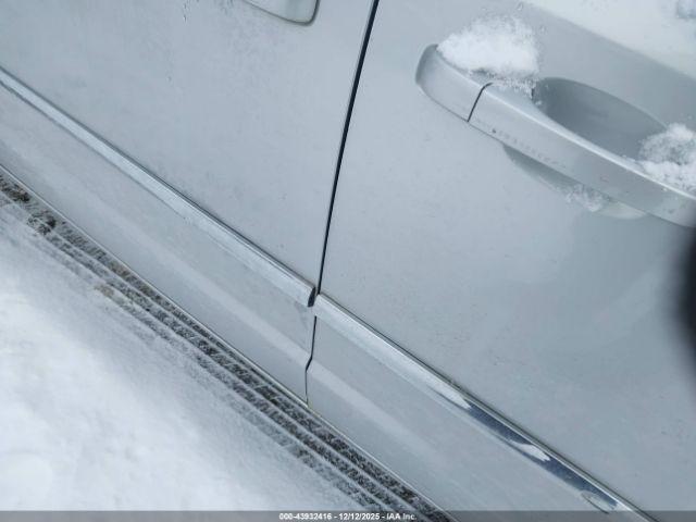 Chrysler Town & Country Touring Image 12