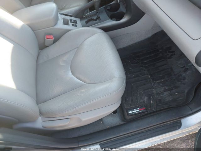 Toyota RAV4 Limited V6 Image 9