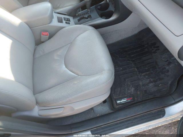 Toyota RAV4 Limited V6 Image 9