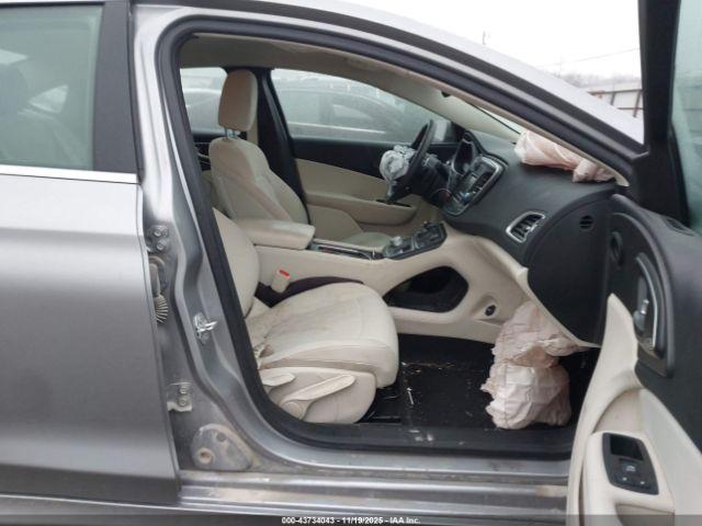 Chrysler 200 Limited Image 15