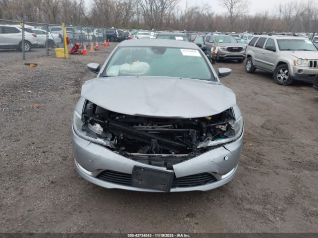 Chrysler 200 Limited Image 12