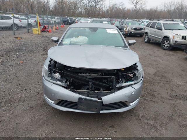 Chrysler 200 Limited Image 12