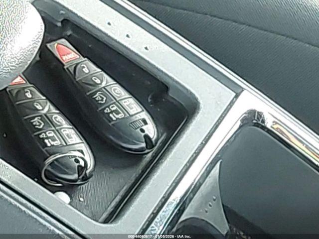 Chrysler Town & Country Touring Image 10