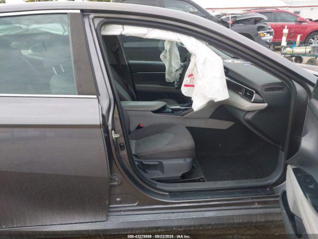 Toyota Camry Le Image 7