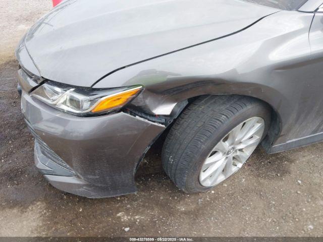 Toyota Camry Le Image 15