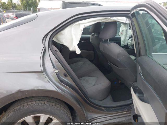 Toyota Camry Le Image 5